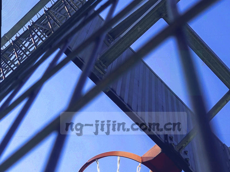 禁区内射门瞬间的定格帧，球门与守门员在画面右侧